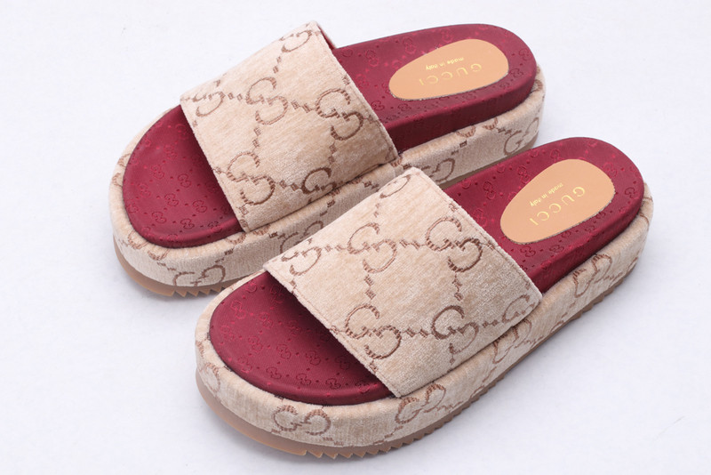 g*u*i sandals