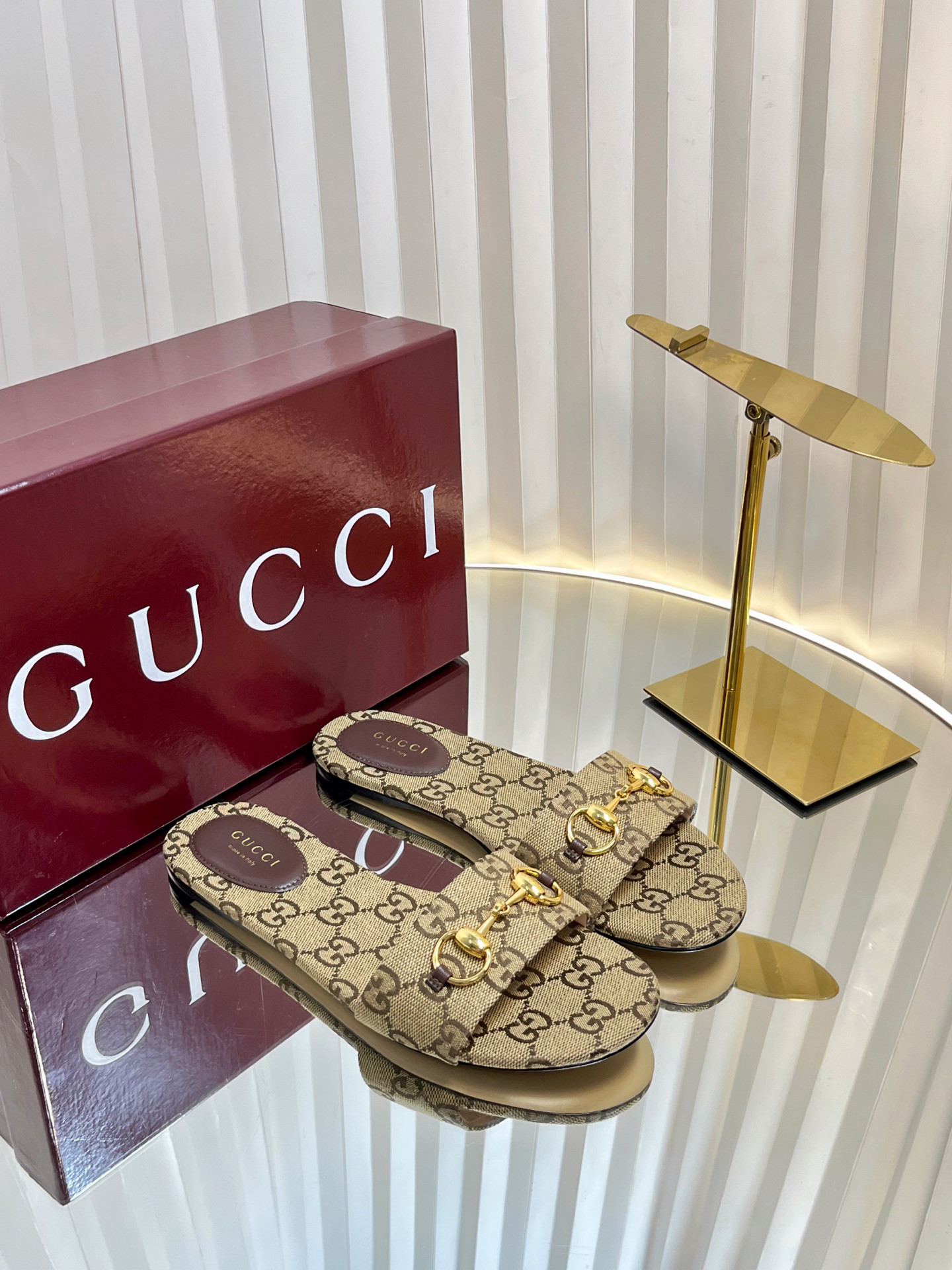 G*u*i sandals