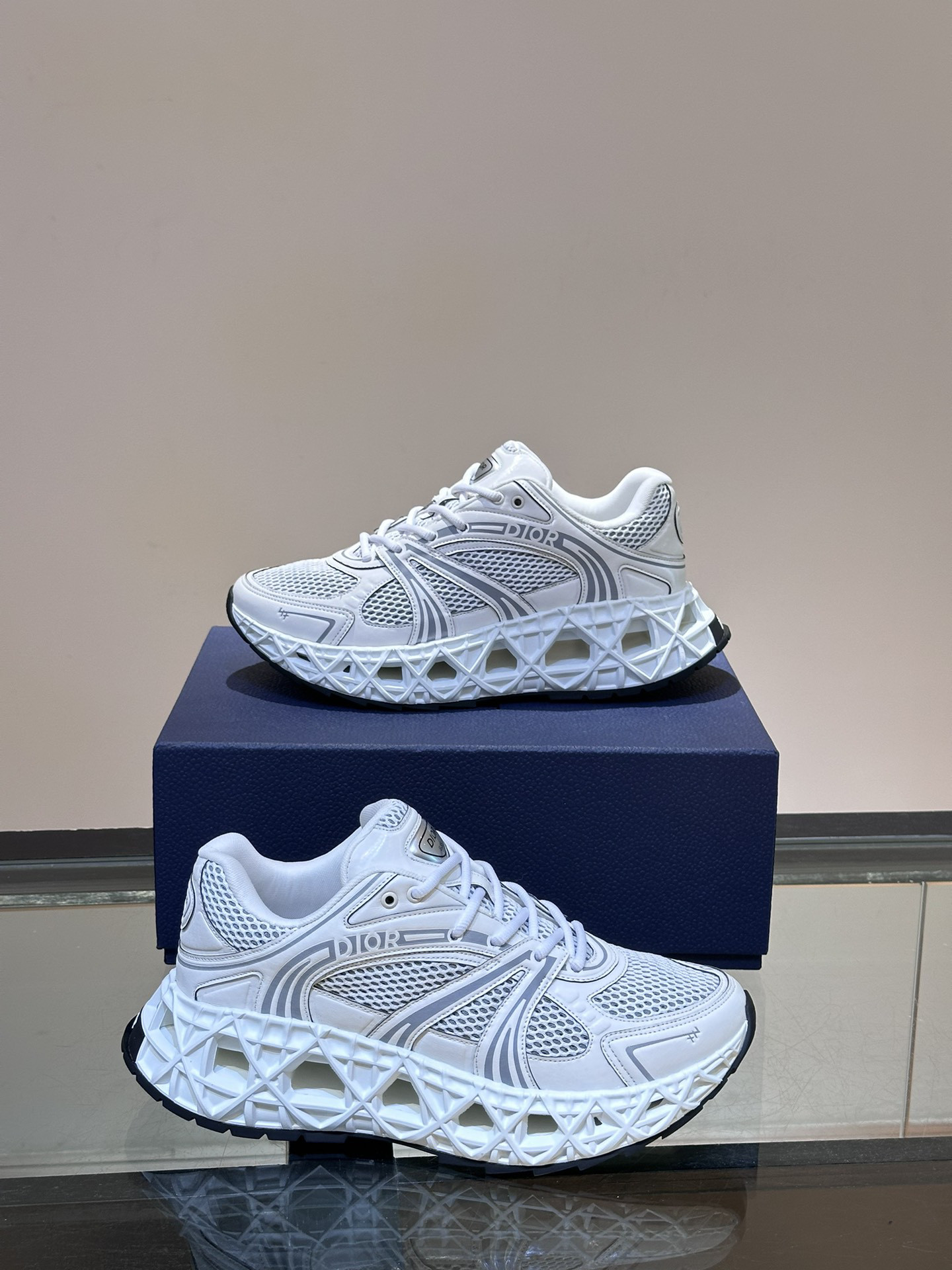 DIO* SNEAKER