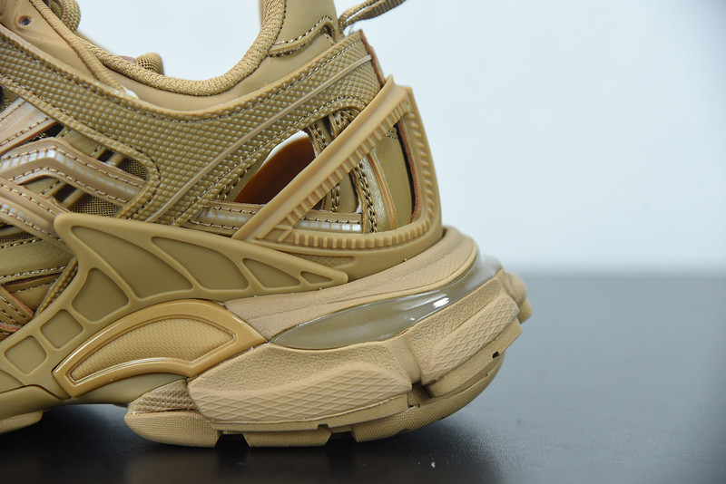 bc track sneaker