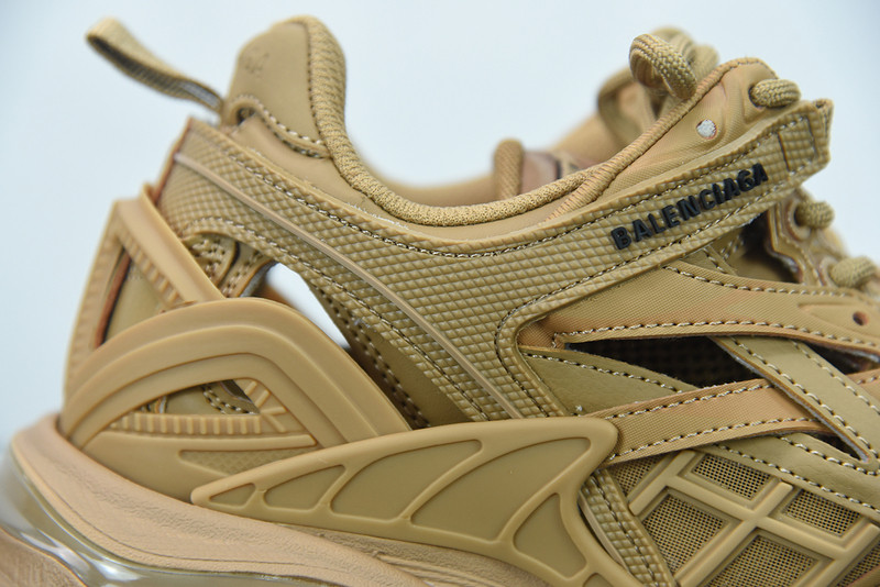 bc track sneaker