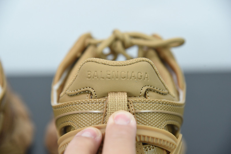bc track sneaker