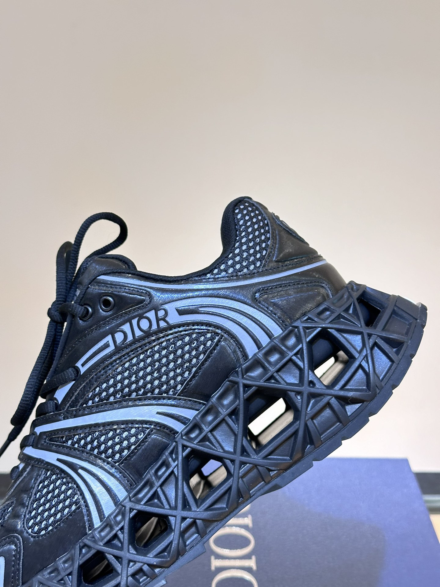 DIO* SNEAKER