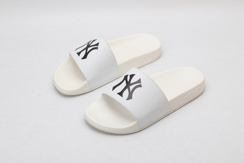 G*u*i sandals
