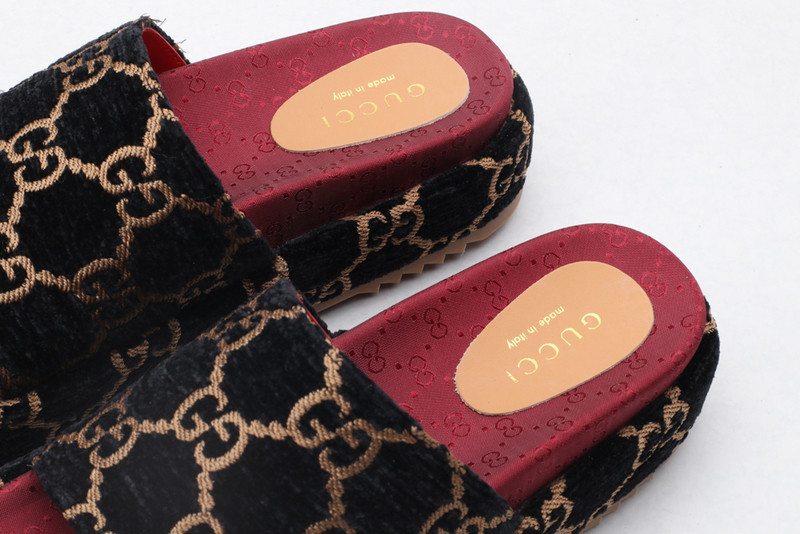 g*u*i sandals