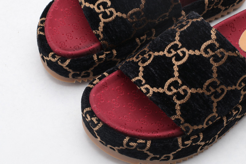 g*u*i sandals