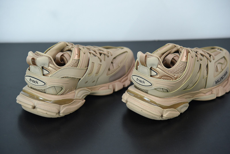 bc track sneaker