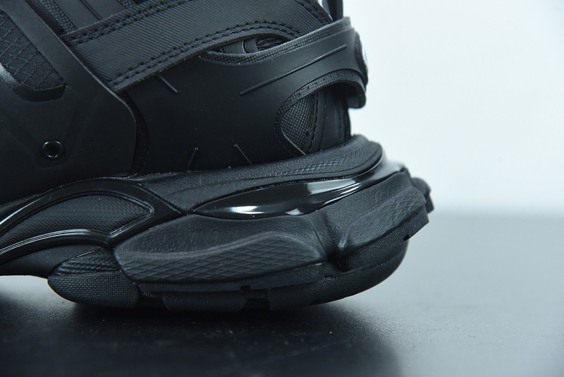 bc track sneaker