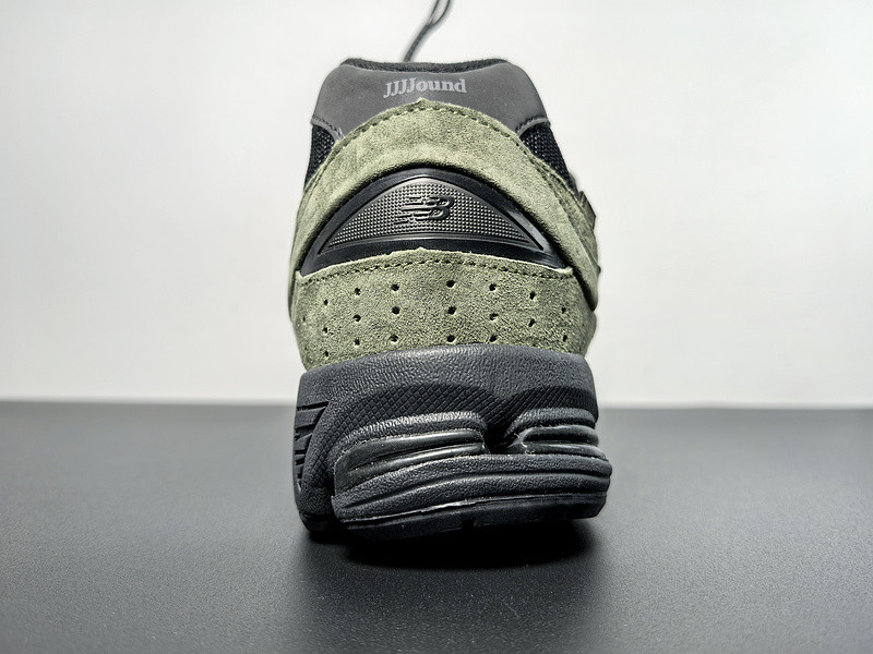 NEW BALANCE SNEAKER