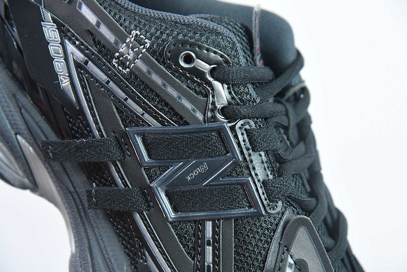 NEW BALANCE SNEAKER