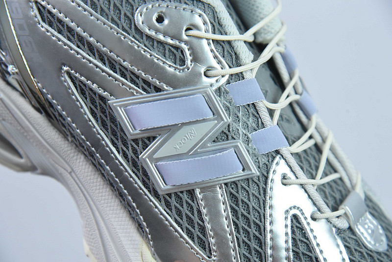 NEW BALANCE SNEAKER