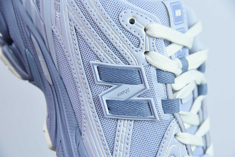 NEW BALANCE SNEAKER