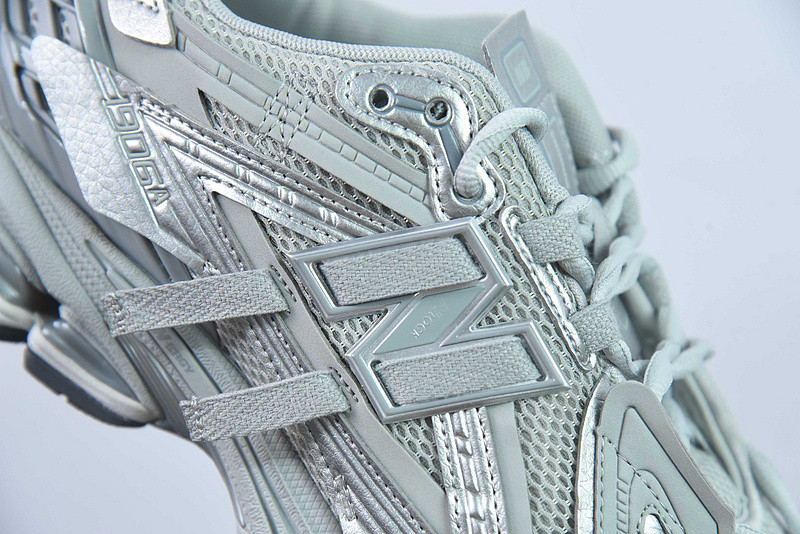 NEW BALANCE SNEAKER