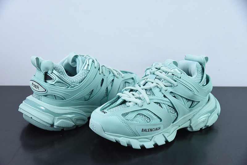 bc track sneaker