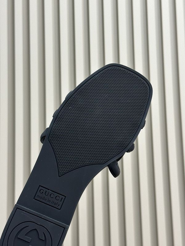 g*u*i sandals
