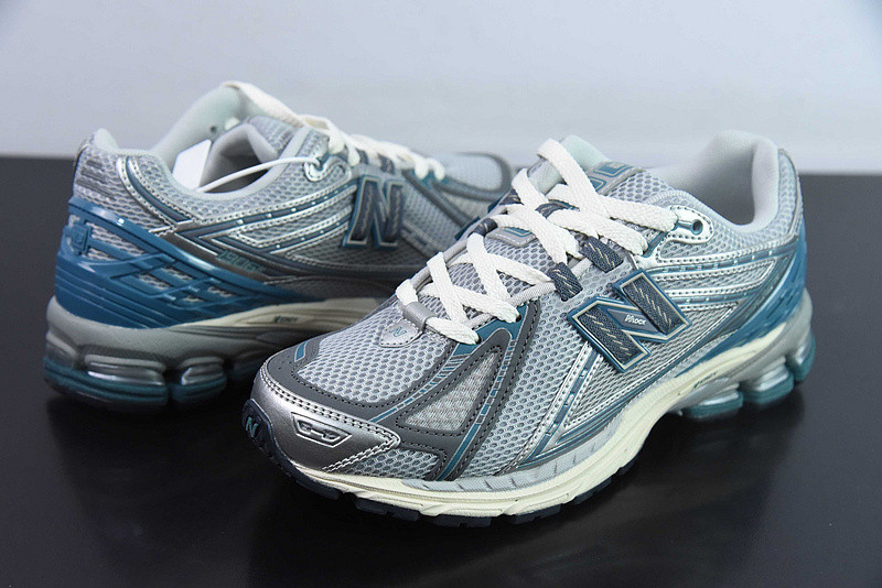 NEW BALANCE SNEAKER