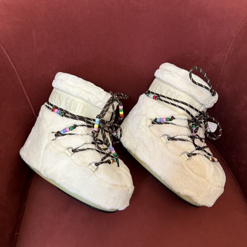 mOON bOOT