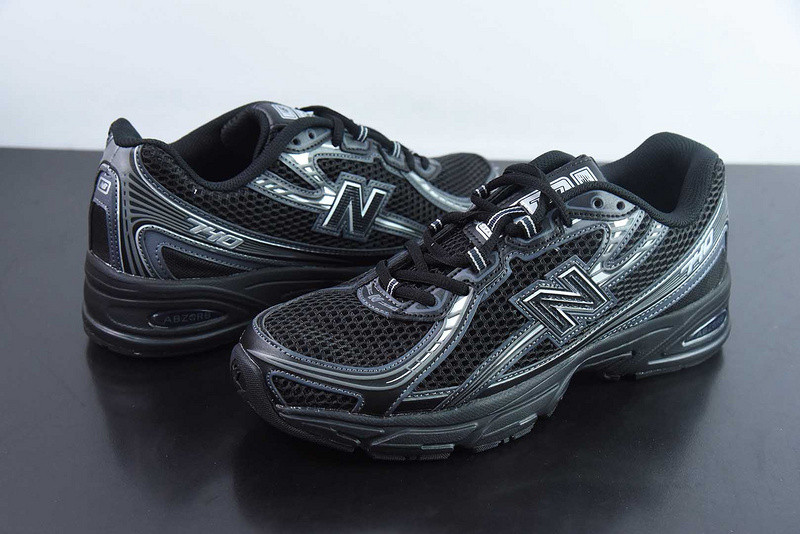 NEW BALANCE SNEAKER