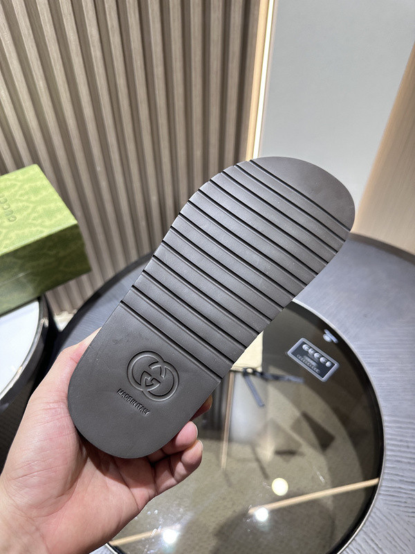 g*u*i sandals
