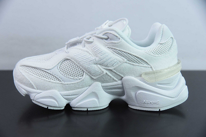 NEW BALANCE SNEAKER