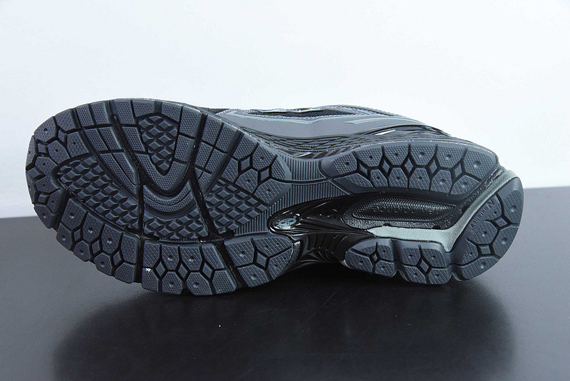 NEW BALANCE SNEAKER