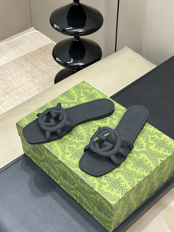 g*u*i sandals