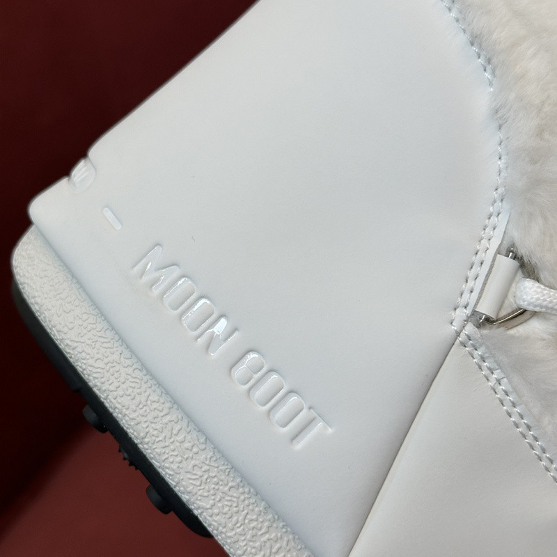 mOON bOOT