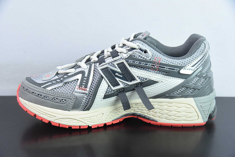 NEW BALANCE SNEAKER