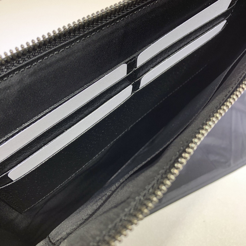 G*u*i clutch bag