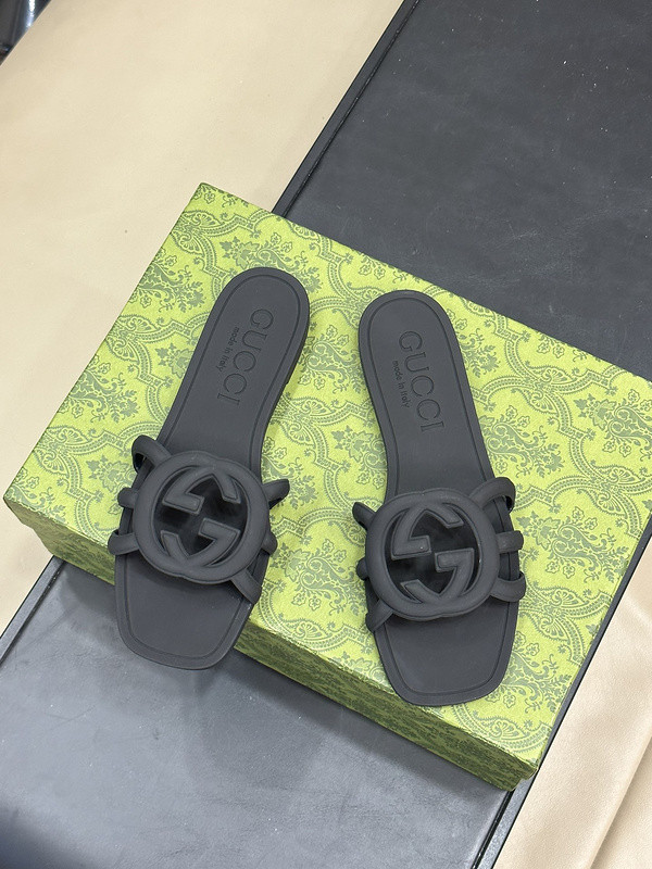 g*u*i sandals