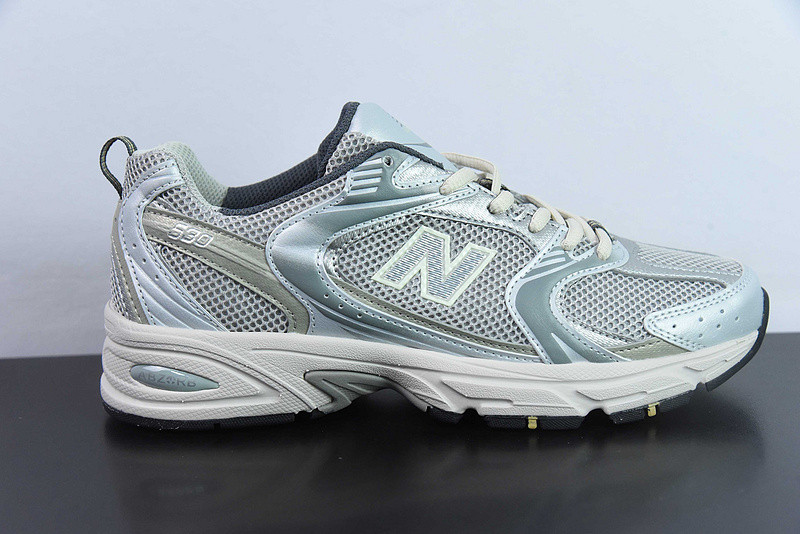 NEW BALANCE SNEAKER