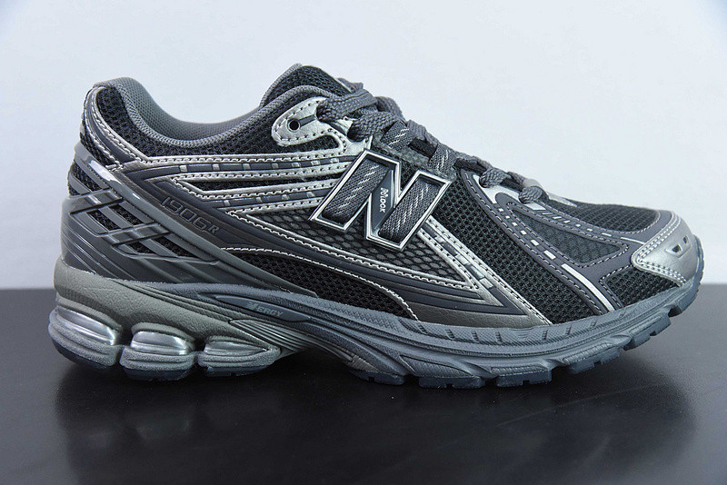 NEW BALANCE SNEAKER