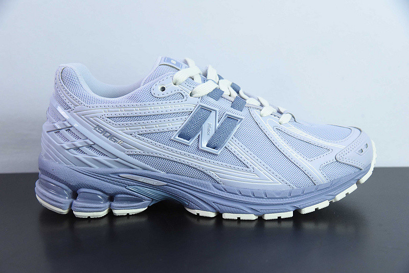 NEW BALANCE SNEAKER