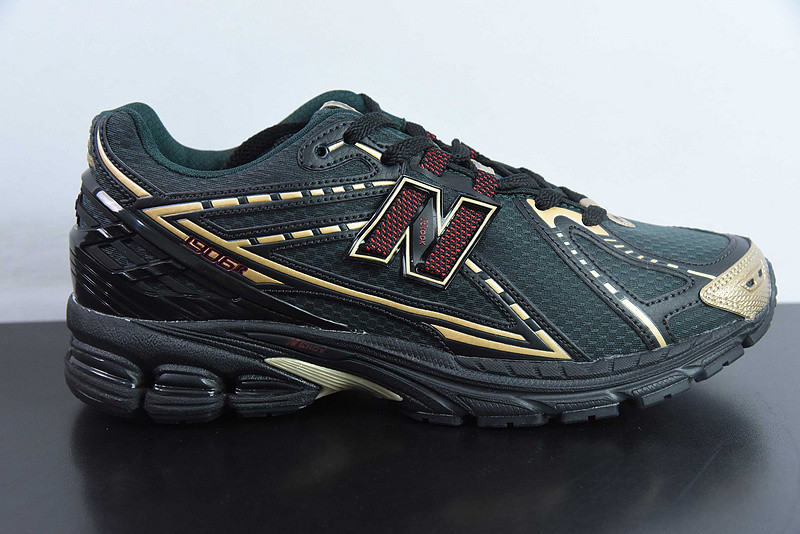 NEW BALANCE SNEAKER
