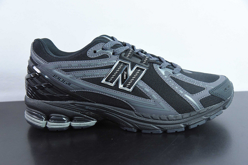 NEW BALANCE SNEAKER