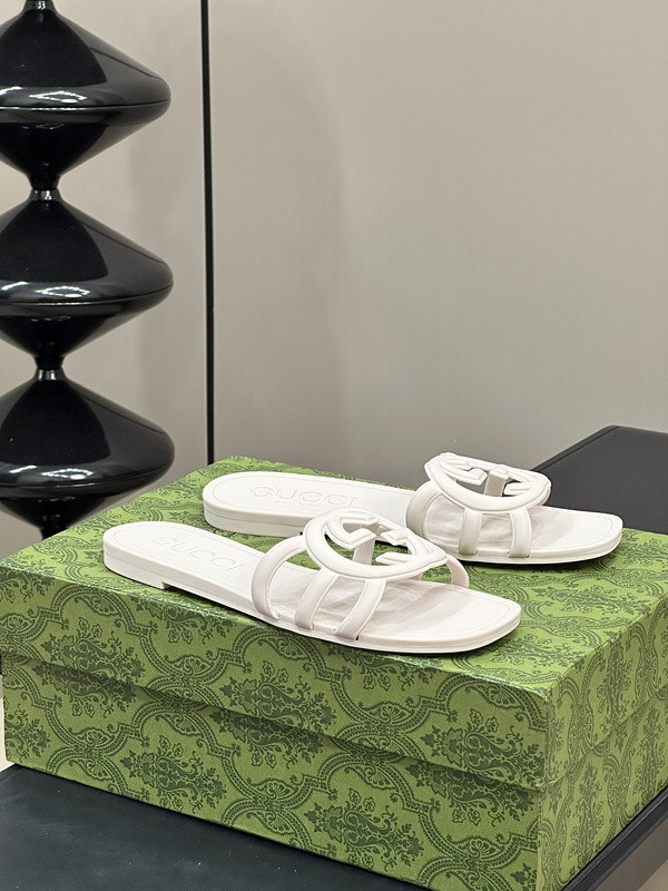 g*u*i sandals