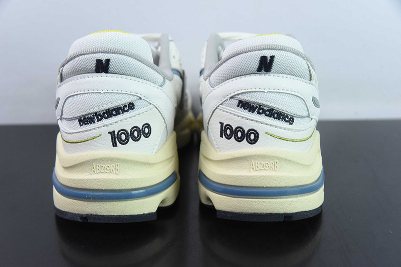 NEW BALANCE SNEAKER
