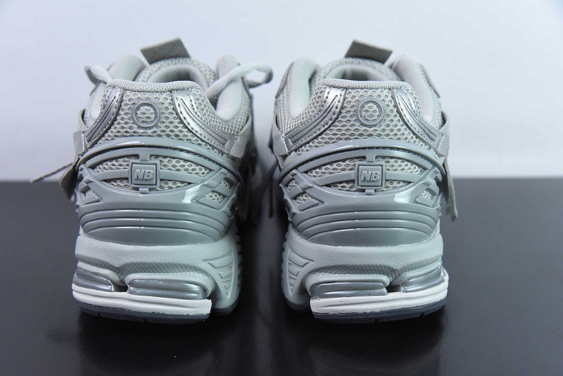 NEW BALANCE SNEAKER