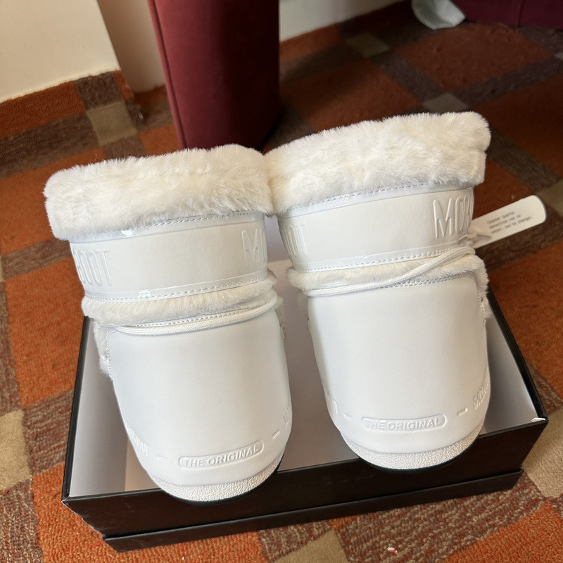 mOON bOOT