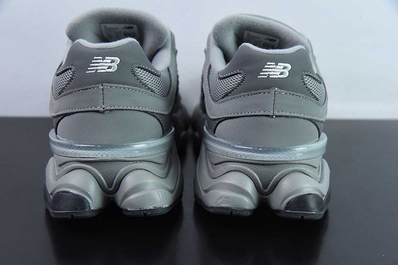 NEW BALANCE SNEAKER