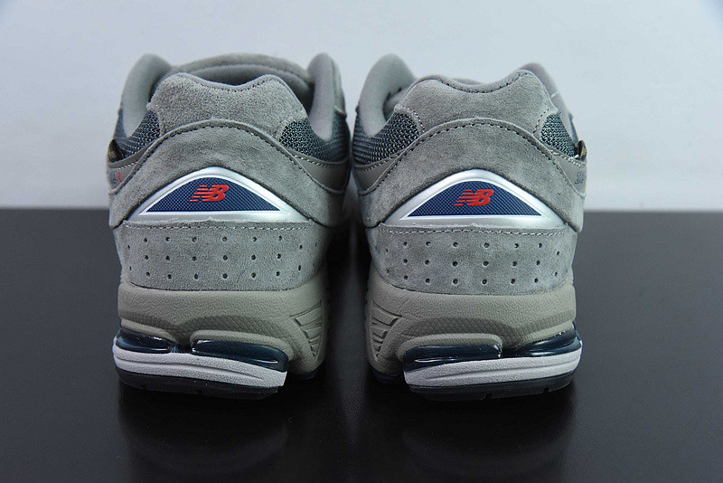 NEW BALANCE SNEAKER