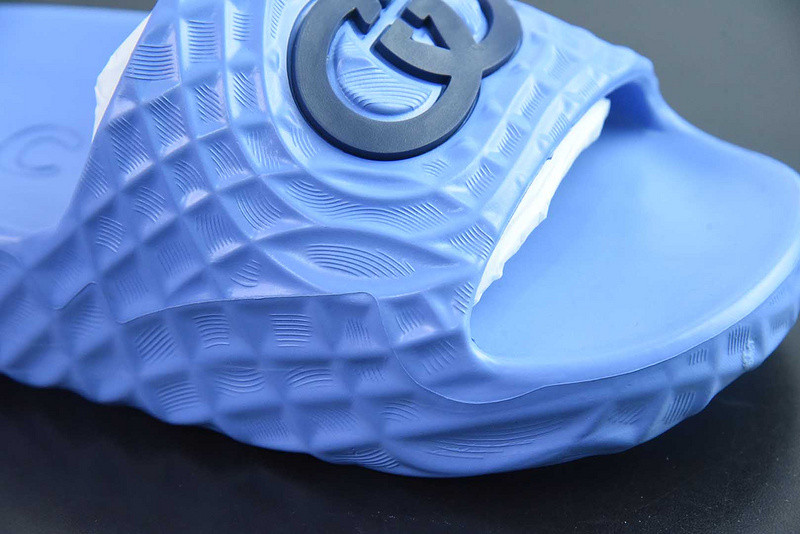 G*u*i sandals