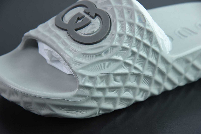 G*u*i sandals