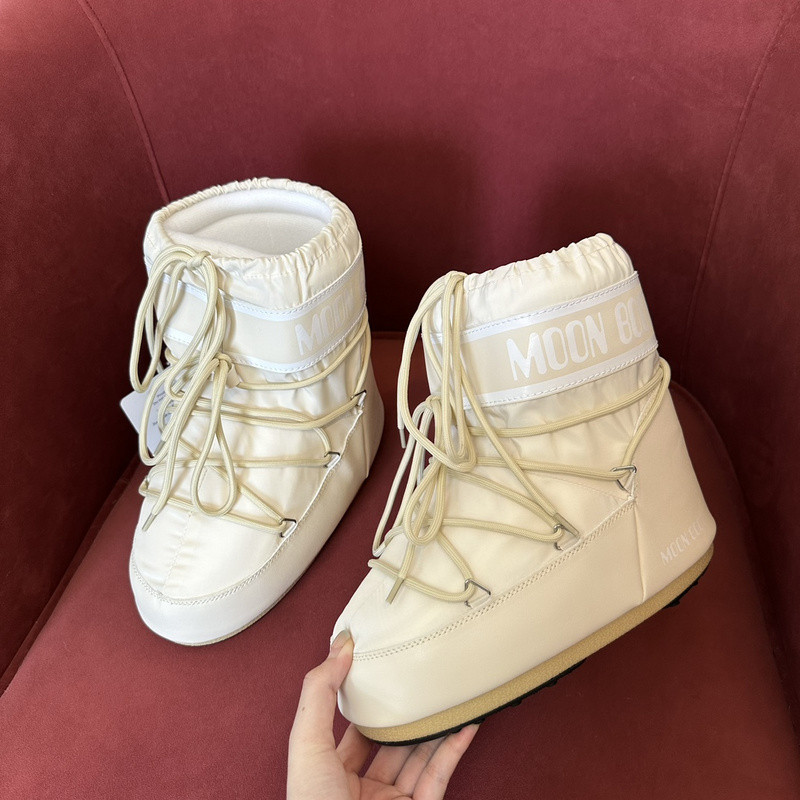 mOON bOOT