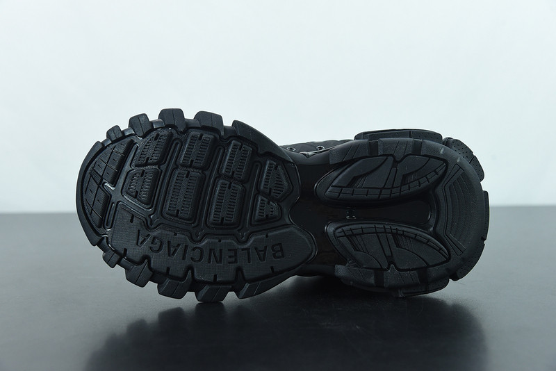 bc track sneaker