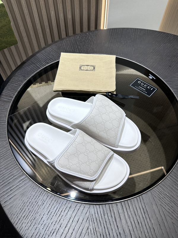 g*u*i sandals