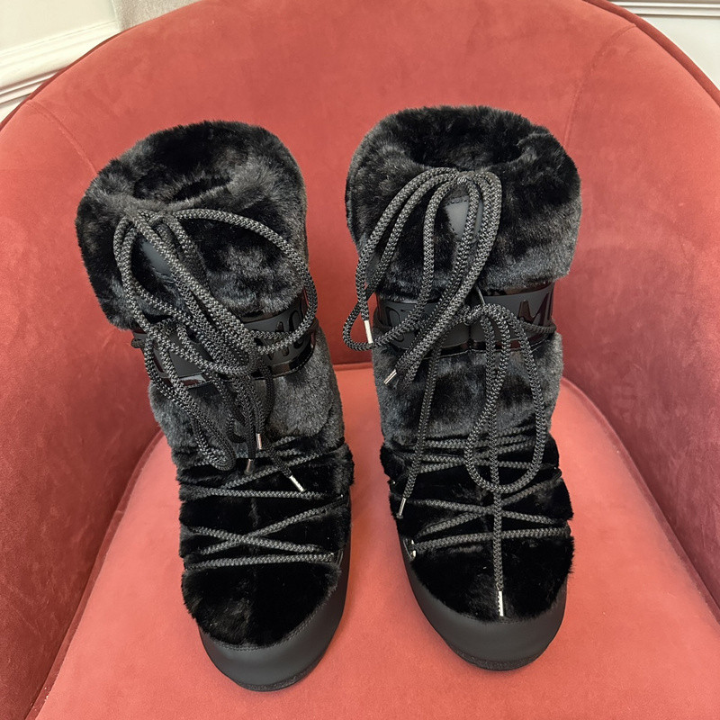 mOON bOOT