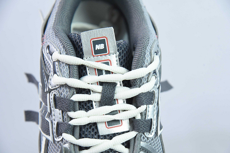 NEW BALANCE SNEAKER