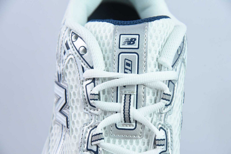 NEW BALANCE SNEAKER