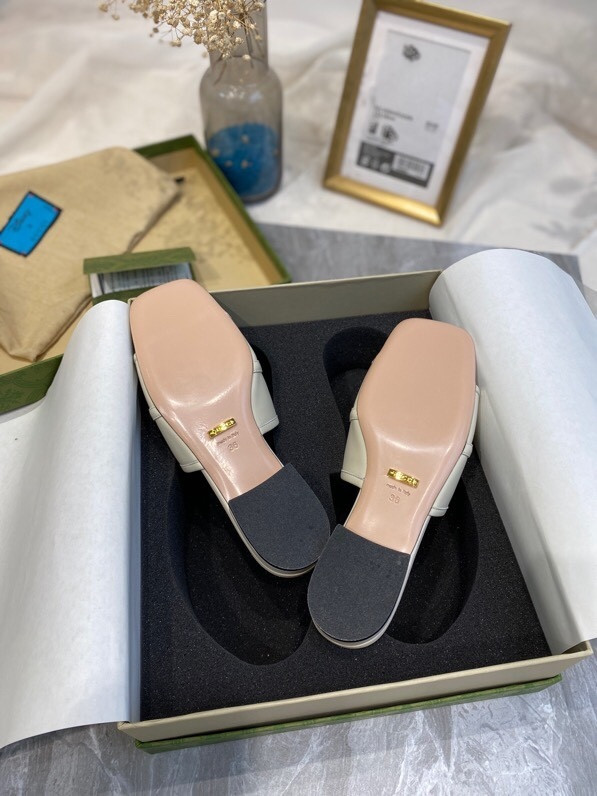 g*u*i sandals